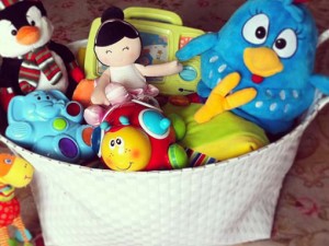 Bonecos divertidos e coloridos são sempre uma boa aposta para oferecer ao seu filho bebé.