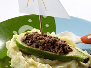 Courgette recheada com carne picada e puré de batata