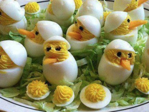 Ovos recheados com puré de cenoura