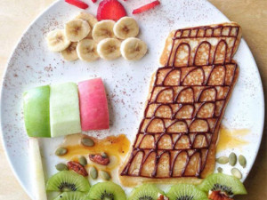 Prato colorido de crepes com fruta